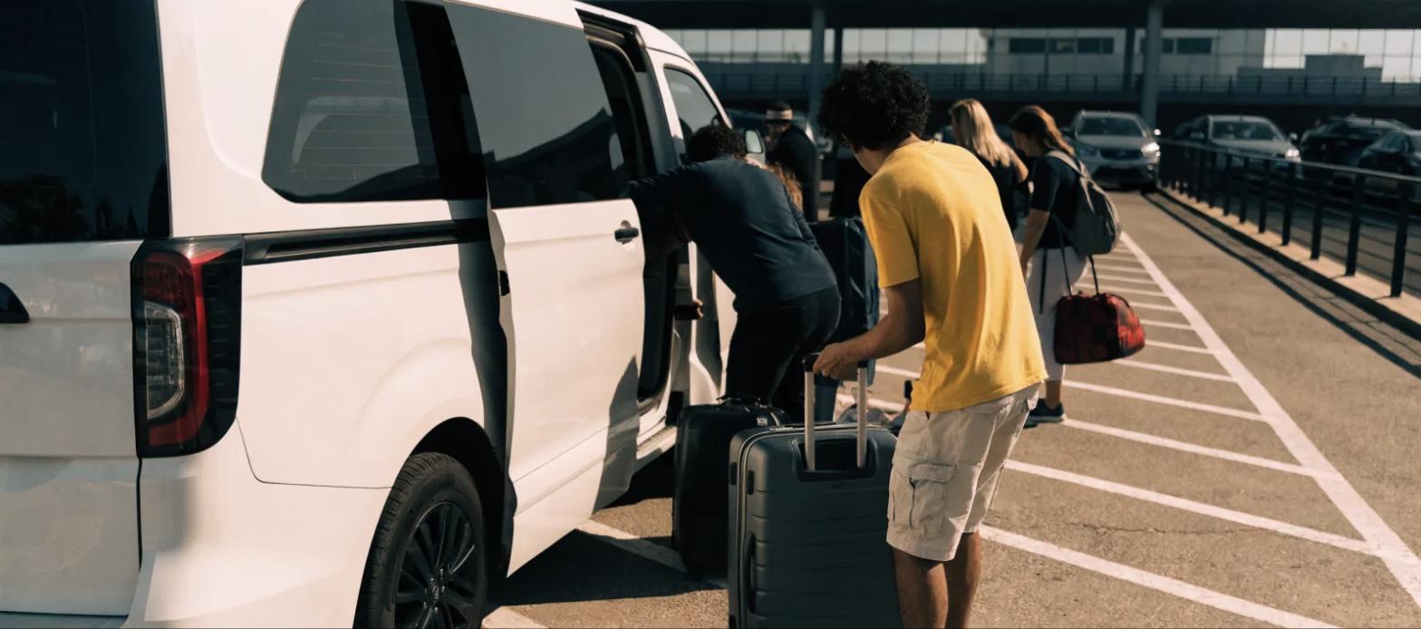 van do traslado do estacionamento embarcando passageiros com bagagem no aeroporto